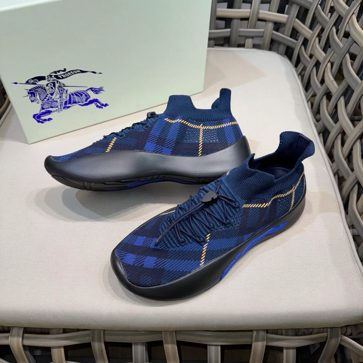 Factory price: 480💰BURBERRY/Burberry plaid knitted Ne men's shoes💰tune sneakers｜With breathable sock-style upper｜Embellished with knitted Burberry plaid｜Leather lining Incorporated into a plaid lace design｜Equipped with B-shaped shield buckle｜The sole is decorated with a large wrapped equestrian knight logo (EKD)｜Round toe #drawstring closure#The sole is decorated with the equestrian knight logo (EKD)｜At least 50% of the main materials of the boutique are from renewable sources Size: 39-44 (45 custom-made)